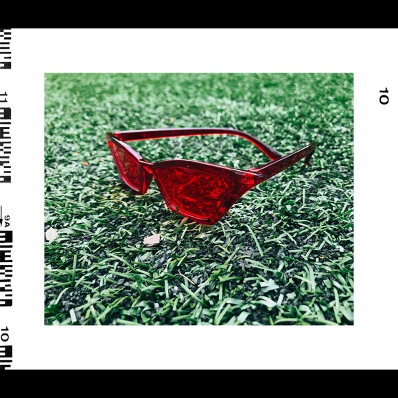 SOLD 🕶🍒 RETRO CAT-EYE SUNGLASSES! ⁣
⁣ - Picture 1 of 3
